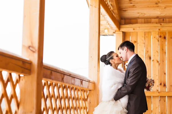 Winterhochzeit. schönes junges Paar Braut und Bräutigam — Stockfoto