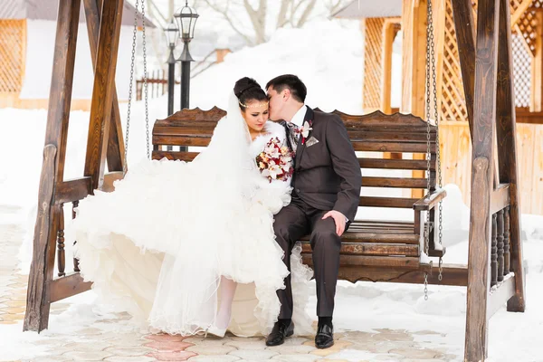 Nygifta i vinterbröllop — Stockfoto