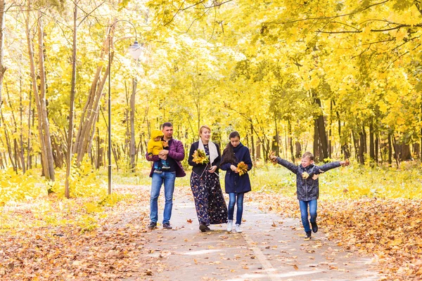 Mutlu genç aile birlikte dışarıda sonbahar doğada vakit.