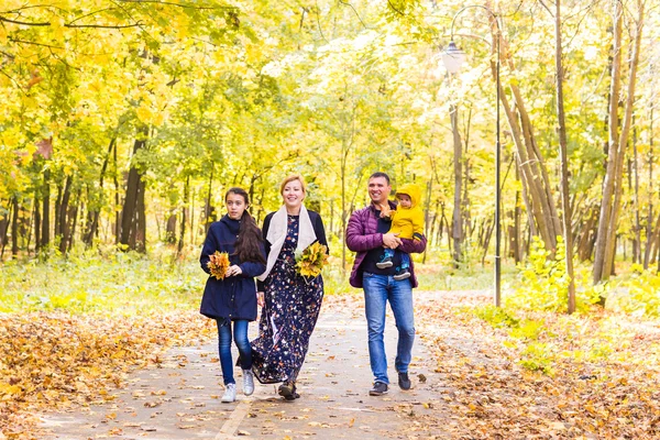 Счастливая молодая семья проводит время вместе на природе . — стоковое фото