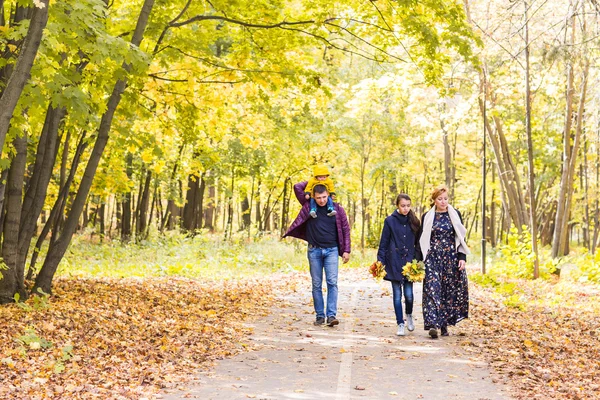 Felice giovane famiglia trascorrere del tempo insieme all'aperto nella natura autunnale . — Foto Stock