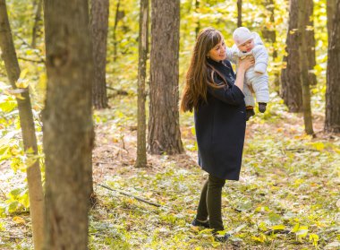 Anne ve bebek park portresinde