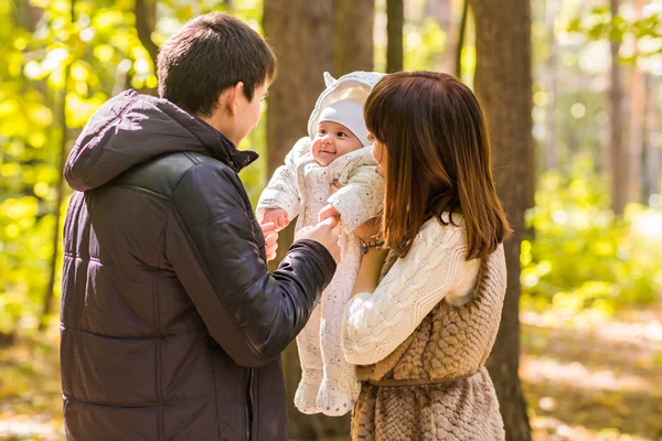 若いカップルは生まれたばかりの息子に拡大、屋外秋 — ストック写真