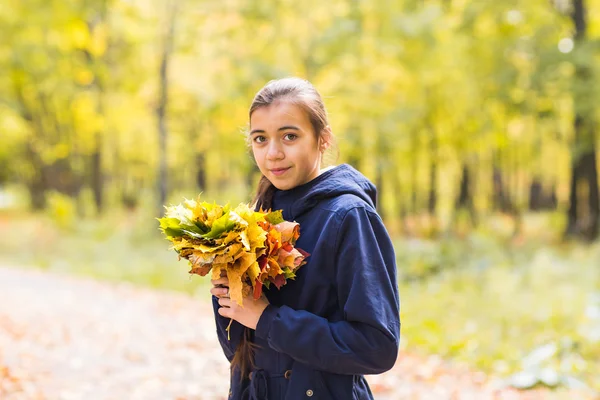 Ritratto di bella ragazza adolescente in foglie di autunno . — Foto Stock