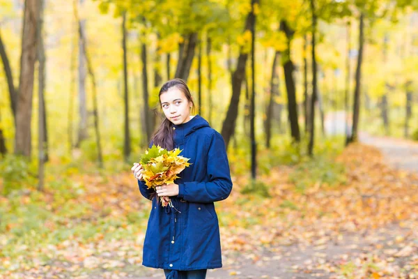 Ritratto di bella ragazza in foglie d'autunno . — Foto Stock