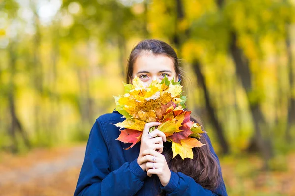 Ragazza su uno sfondo di autunno — Foto Stock