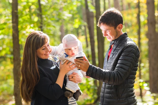 Jeune couple avec bébé nouveau-né à l'extérieur en automne — Photo