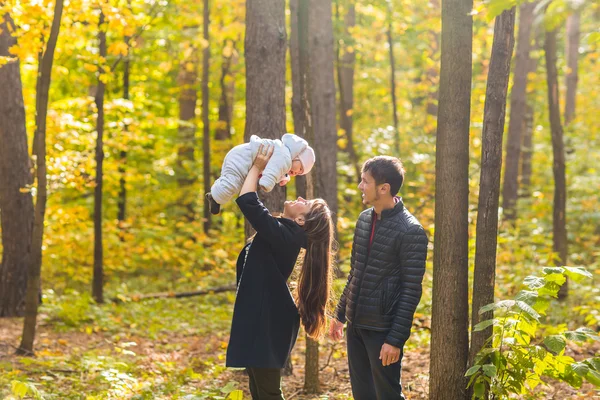 Pareja joven con bebé recién nacido al aire libre en otoño — Foto de Stock