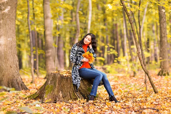 Menina em um fundo de outono — Fotografia de Stock