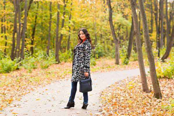 Street fashion concept - portret van een mooi meisje. Mooie herfst vrouw. — Stockfoto