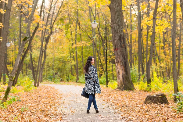 Street fashion concept - portret van een mooi meisje. Mooie herfst vrouw. — Stockfoto