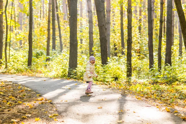 Retrato de menina pequena feliz jogando no natural ao ar livre parque de fundo — Fotografia de Stock