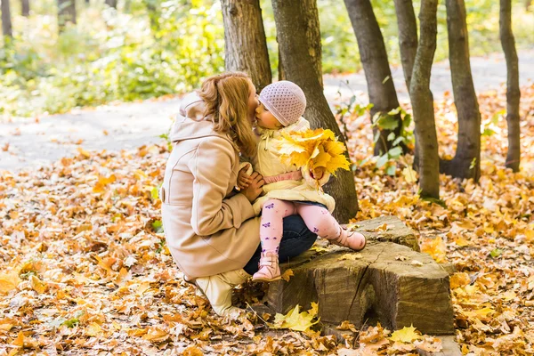 Jeune mère jouant avec sa fille dans le parc d'automne — Photo