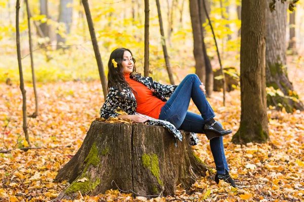 Schöne junge brünette Frau - bunte Herbst Porträt — Stockfoto