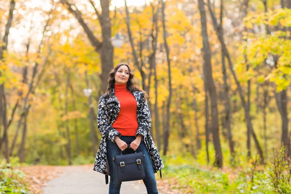 Concepto de moda callejera - retrato de cerca de una chica bonita. Hermosa mujer otoño . —  Fotos de Stock