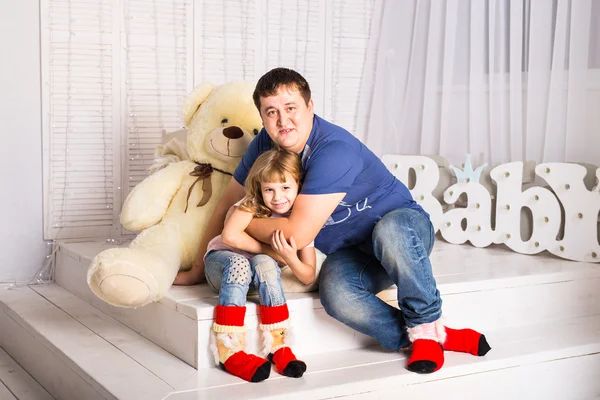 Sevimli kızı evde kucaklayan baba portresi — Stok fotoğraf