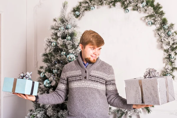 Noël, X-Mas, Hiver, Bonheur Concept - Homme souriant avec boîte cadeau — Photo