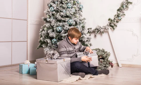 Natale - felice uomo caucasico sorridente apre scatola regalo — Foto Stock