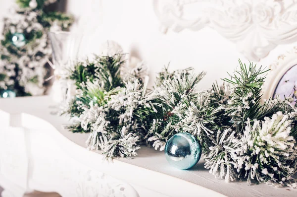Vánoční dekorace s větvemi jedlí a vánoční koule — Stock fotografie
