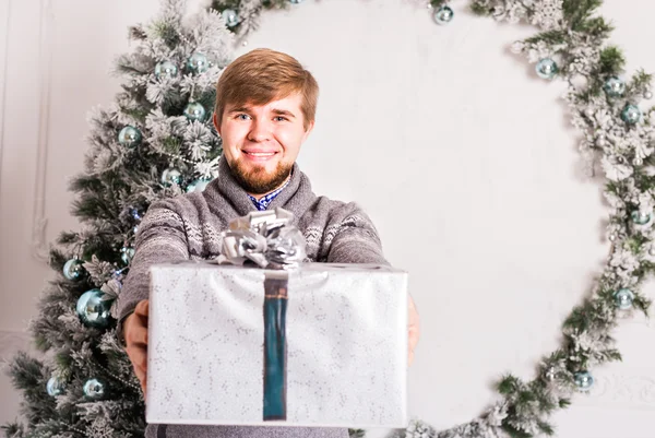 Natal, X-Mas, Inverno, Conceito de felicidade - Homem sorridente com caixa de presente — Fotografia de Stock