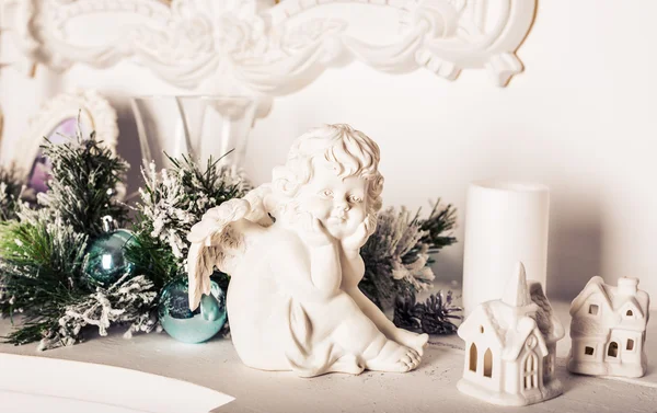 Karácsonyi angyal figura, a fehér asztal — Stock Fotó