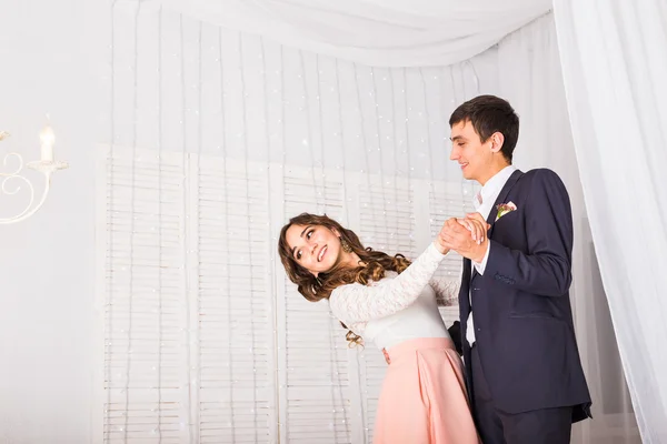 Liebendes junges Paar tanzt zu Hause zusammen, um einen besonderen Anlass zu feiern — Stockfoto
