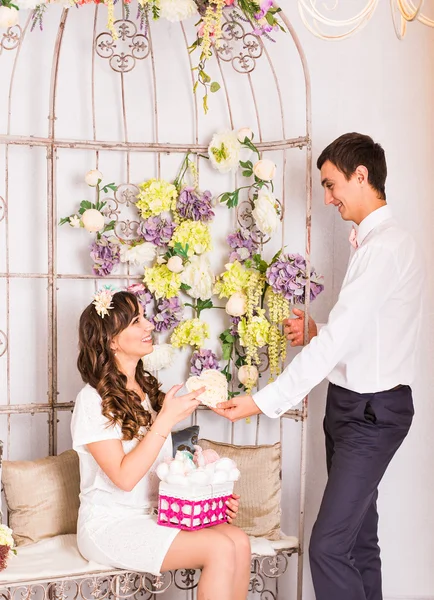 Conceito de amor - Casal romântico sorrindo e segurando o coração — Fotografia de Stock