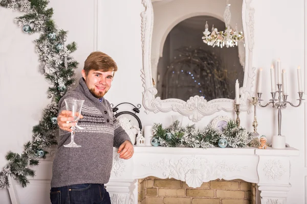 シャンパン グラスで若い男は。クリスマスと新年のお祝い — ストック写真