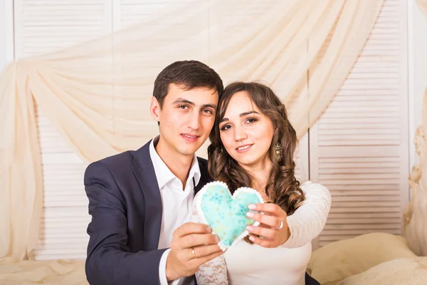 Älskar konceptet - romantiska par som kramas och hålla hjärtat — Stockfoto