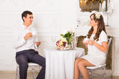 Mutluluk ve sağlıklı ilişki kavramı. Çay veya kahve birlikte evde içme çekici çift