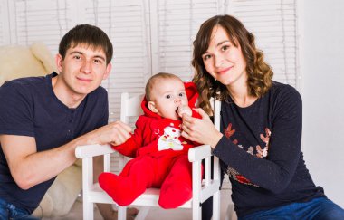 genç bir çift yeni doğmuş bebekleri ile