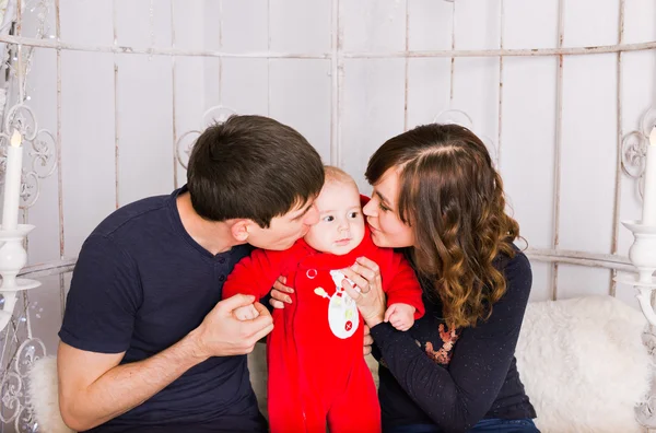 Pais beijando bebê recém-nascido. Conceito de amor familiar . — Fotografia de Stock