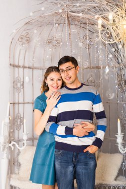 genç bir çift bir sevgi dolu kucaklama portresi