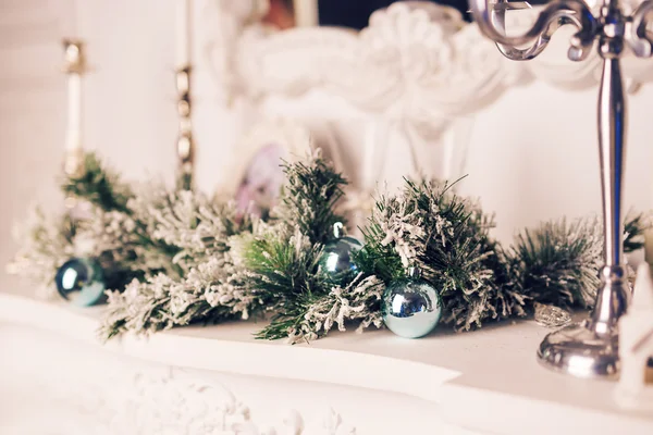 Décoration de Noël avec branches de sapin et boules de Noël — Photo