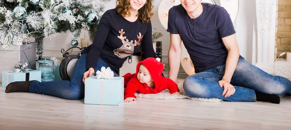Regalo de regalo abierto de la familia de Navidad, madre padre e hijo en la habitación decorada, sentado bajo el árbol de Navidad . —  Fotos de Stock