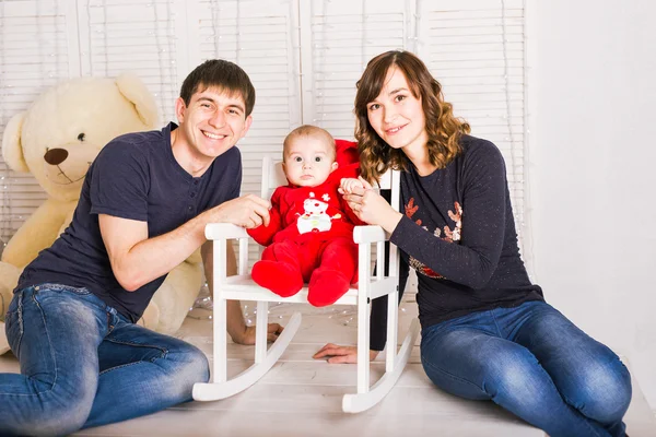Ouders en pasgeboren baby. Familie liefde concept. — Stockfoto
