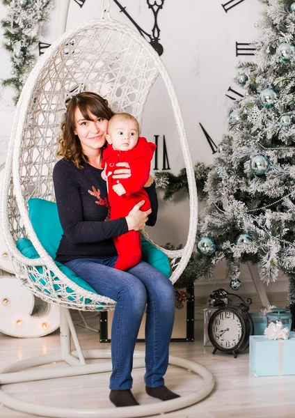 Babyjongen en de moeder in de buurt van de kerstboom — Stockfoto