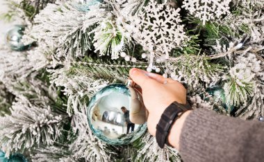 Noel topları eliyle mans. Kış, parti, yeni yıl ve Noel kavramı