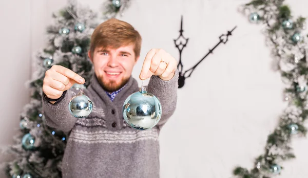 クリスマス ボールを抱きかかえた。冬、パーティ、新しい年とクリスマスのコンセプト — ストック写真
