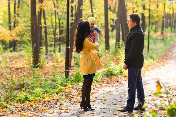 Spacery w lesie jesienią piękne rodziny. Zdrowy styl życia — Zdjęcie stockowe