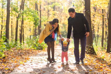 Sonbahar ormanda yürüyüş güzel aile. Sağlıklı yaşam tarzı