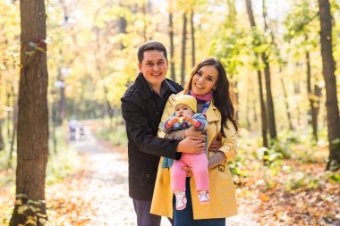 mutlu genç ailesi ile vakit açık sonbahar parkta kızları.