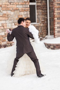 Gelin ve damat gelin kış günü sevgi dolu çift dans düğün. Mutlu anları zevk.