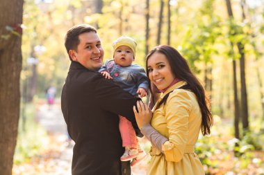 mutlu aile sonbaharda açık