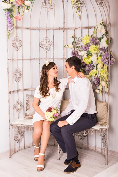 Casal jovem relaxando no sofá juntos em casa — Fotografia de Stock