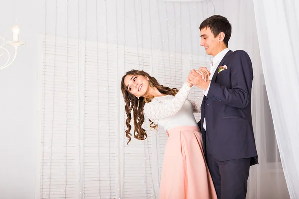 Молода пара танцює у порожній кімнаті — стокове фото