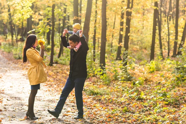 Happy family outdoor in autumn — Stock Photo, Image