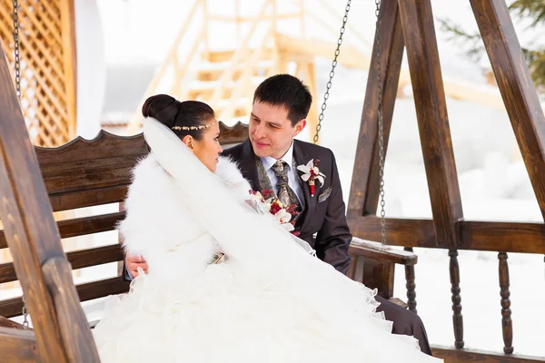 Noiva e noivo em uma geada de inverno com uma neve — Fotografia de Stock