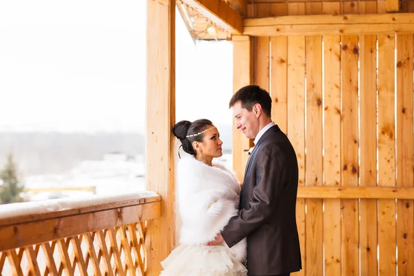 Romantikus boldog menyasszony és a vőlegény téli esküvő napján — Stock Fotó
