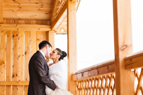 Menyasszony és a vőlegény a télen — Stock Fotó